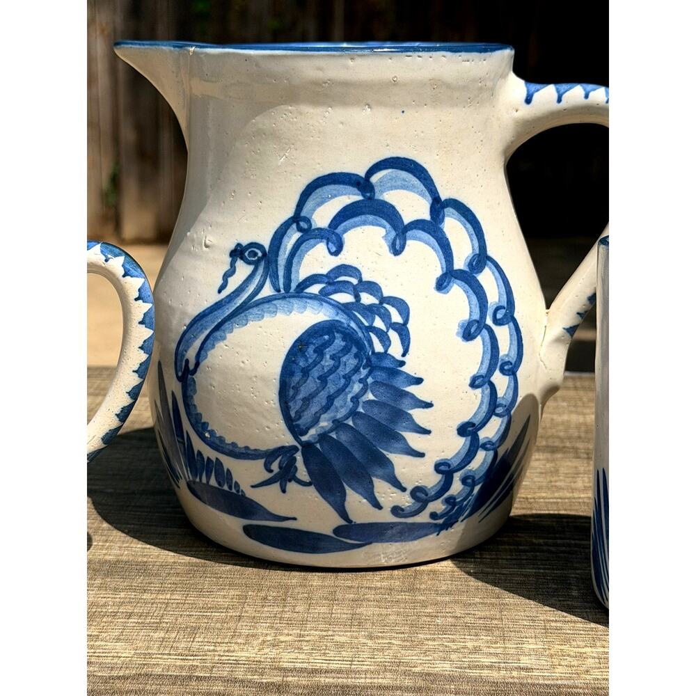 Knesseth Denisons Dorchester Pottery Turkey Pitcher 2 Mugs Blue White Signed - Picture 2 of 14